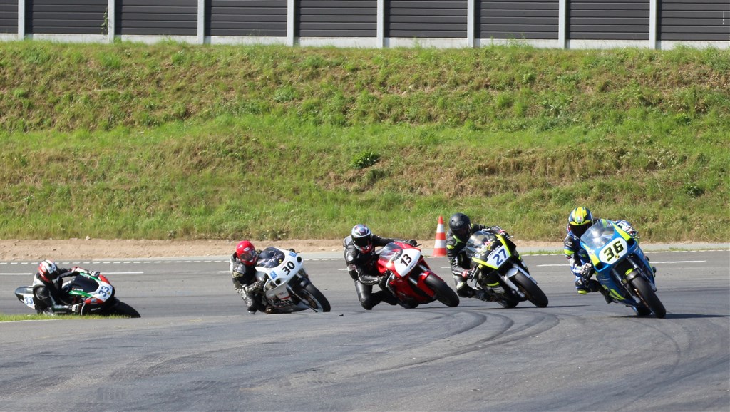 Starten er gået og August Kroon #36 har lagt sig i spidsen, #27 Casper Villadsen, #13 René Prang, #30 Ulrik Hasager, #33 John Korsbak på de efterfølgende pladser.
(Foto: Erling Prang)